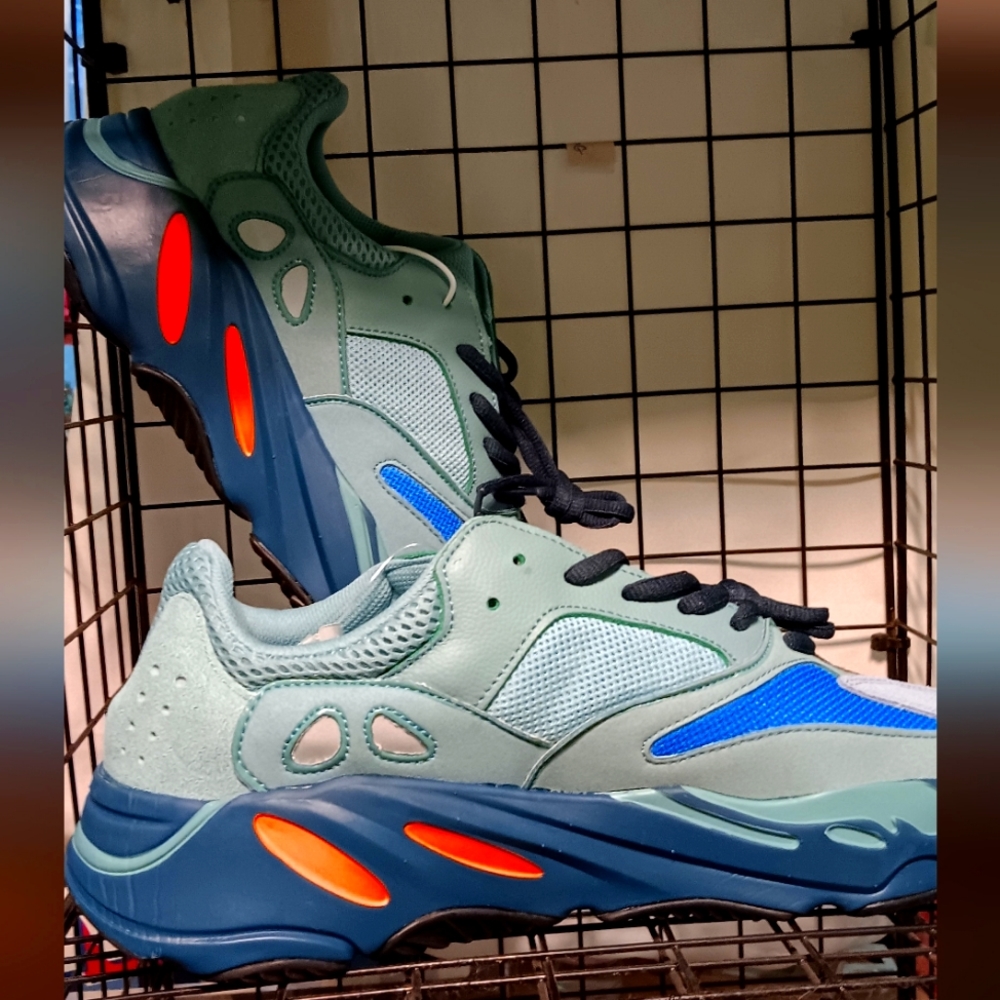 Men's sz 11 Adidas Yeezy Boost 700